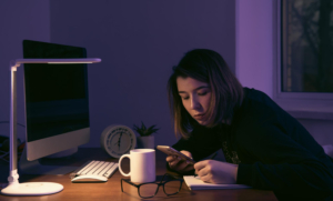 Terpaksa Tidur Larut Tapi Besok Harus Bangun Pagi, Begini Tipsnya