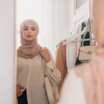 Rahasia Gaya Berhijab agar Tubuh Mungil Terlihat Lebih Tinggi