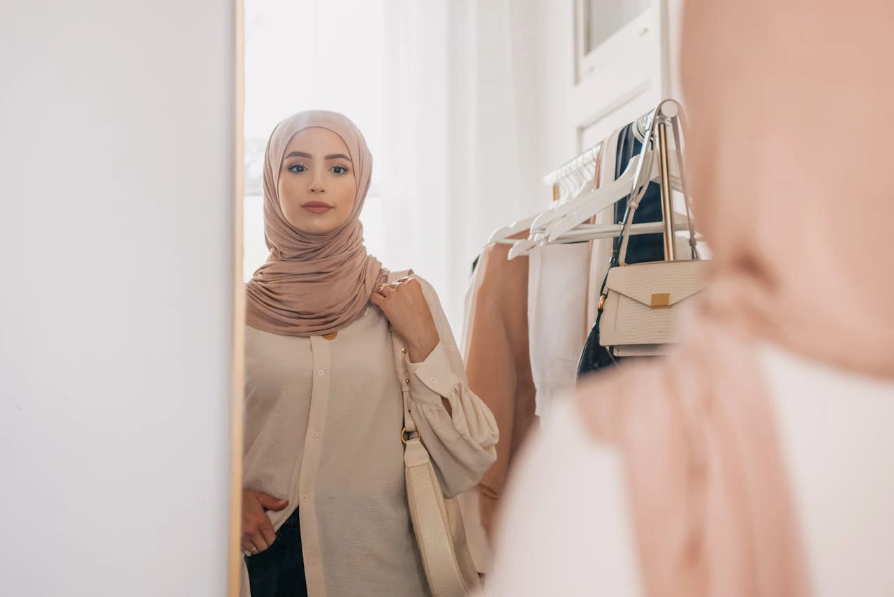 Rahasia Gaya Berhijab agar Tubuh Mungil Terlihat Lebih Tinggi