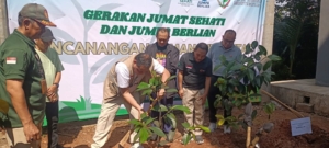 Bawaslu RI Tanam Pohon Manggis dan Luncurkan Program Jumat Sehati di Bogor