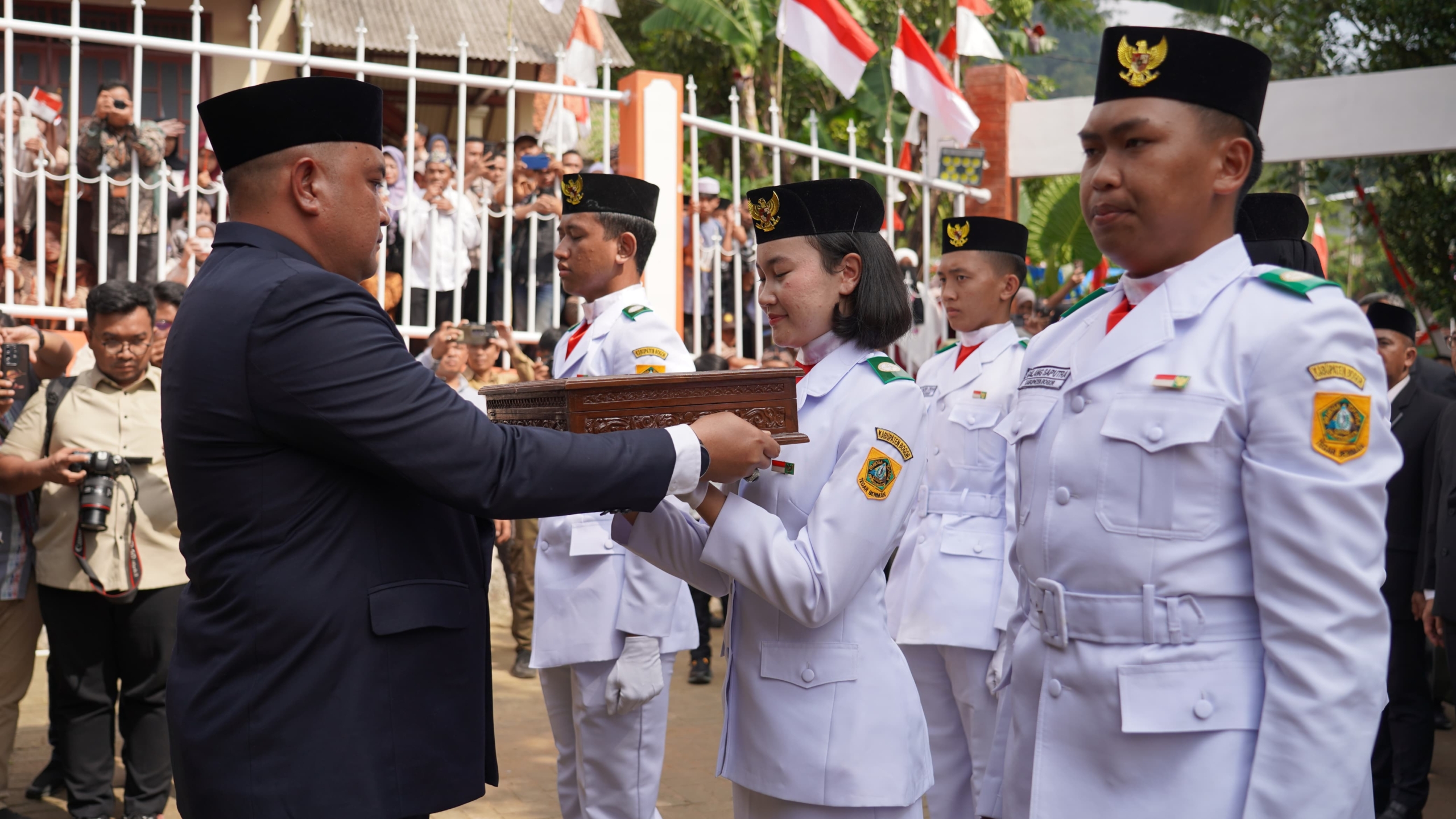 Bupati Bogor Jemput Bendera Pusaka Merah Putih di Pendopo Malasari, Siap Dikibarkan di HUT RI ke-80