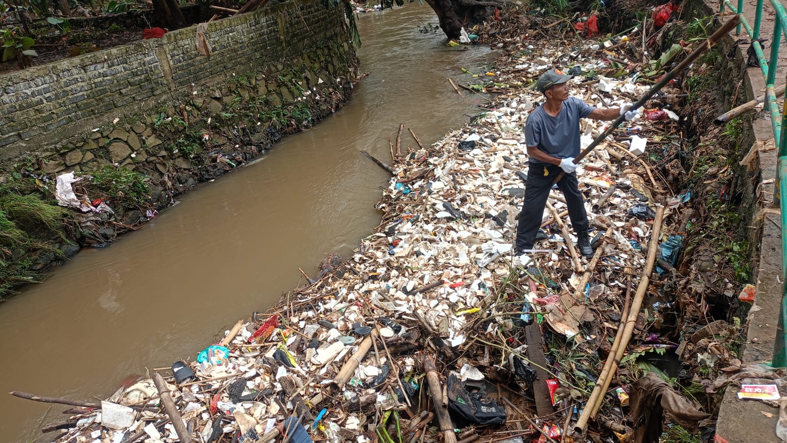 DLH Kabupaten Bogor Cuman Meninjau, Warga Bersihkan Sampah Kali Pesanggrahan Secara Mandiri