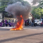 Demo di DPRD Kota Bogor, Massa Aksi Tutup Jalan hingga Dobrak Pagar