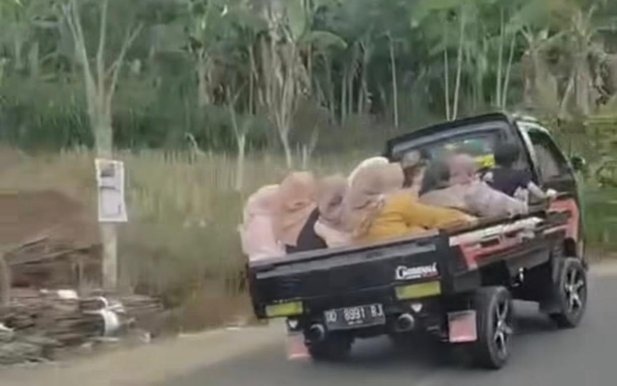 Viral! Mobil Pick Up Bermuatan Ibu-Ibu Terguling di Gowa Sulawesi Selatan