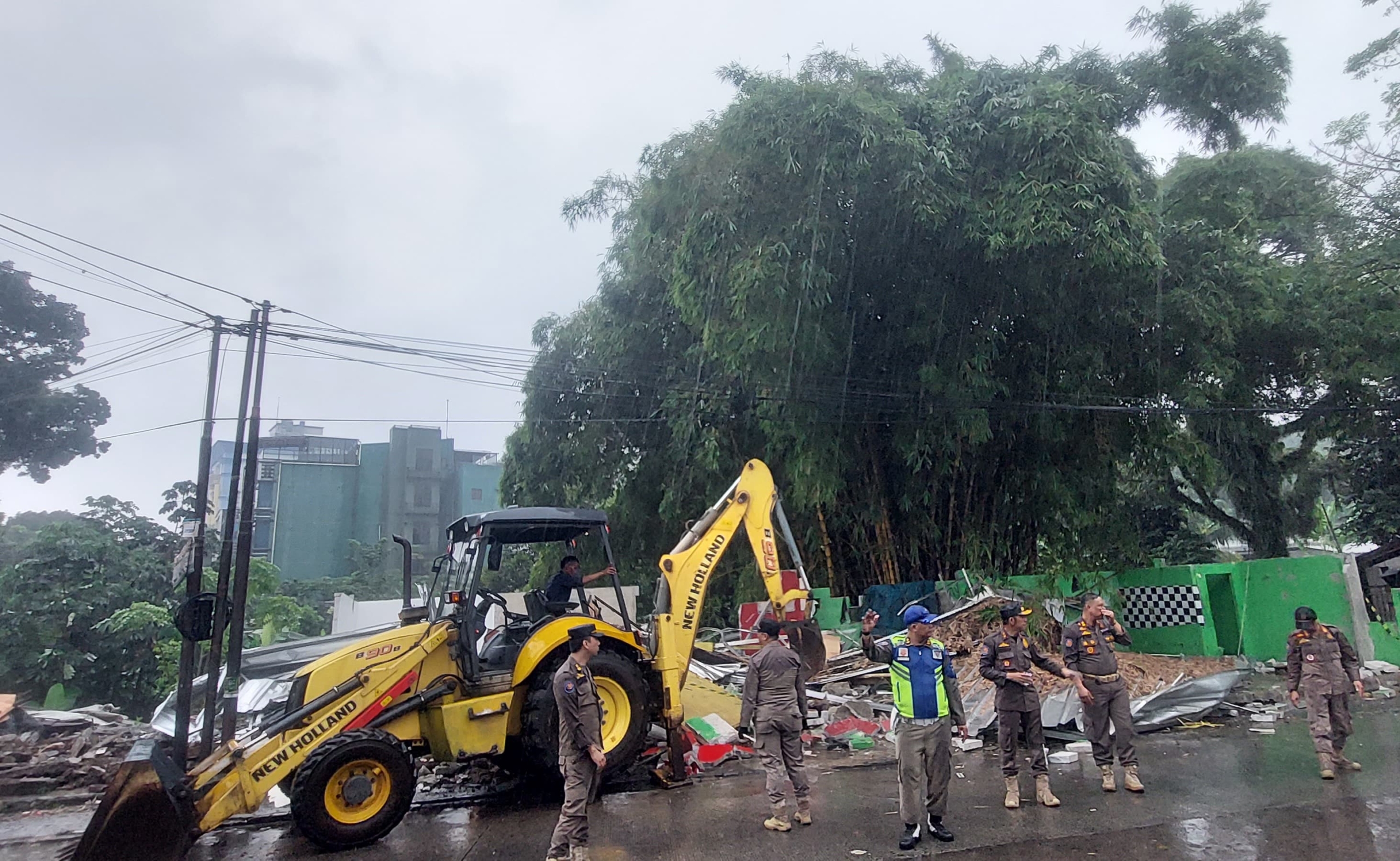 Satpol PP Bogor Bongkar 11 Bangunan Ilegal di Jalan Durian Raya