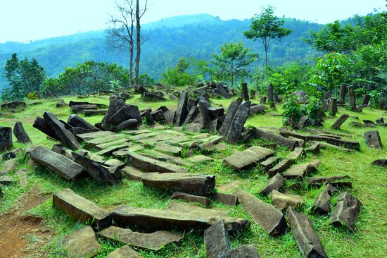 "Material yang menggelinding menuruni bukit umumnya akan menyesuaikan diri dengan bentuknya,"