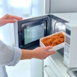 9 Jenis Makanan dan Minuman yang Sebaiknya Tidak Dipanaskan di Microwave