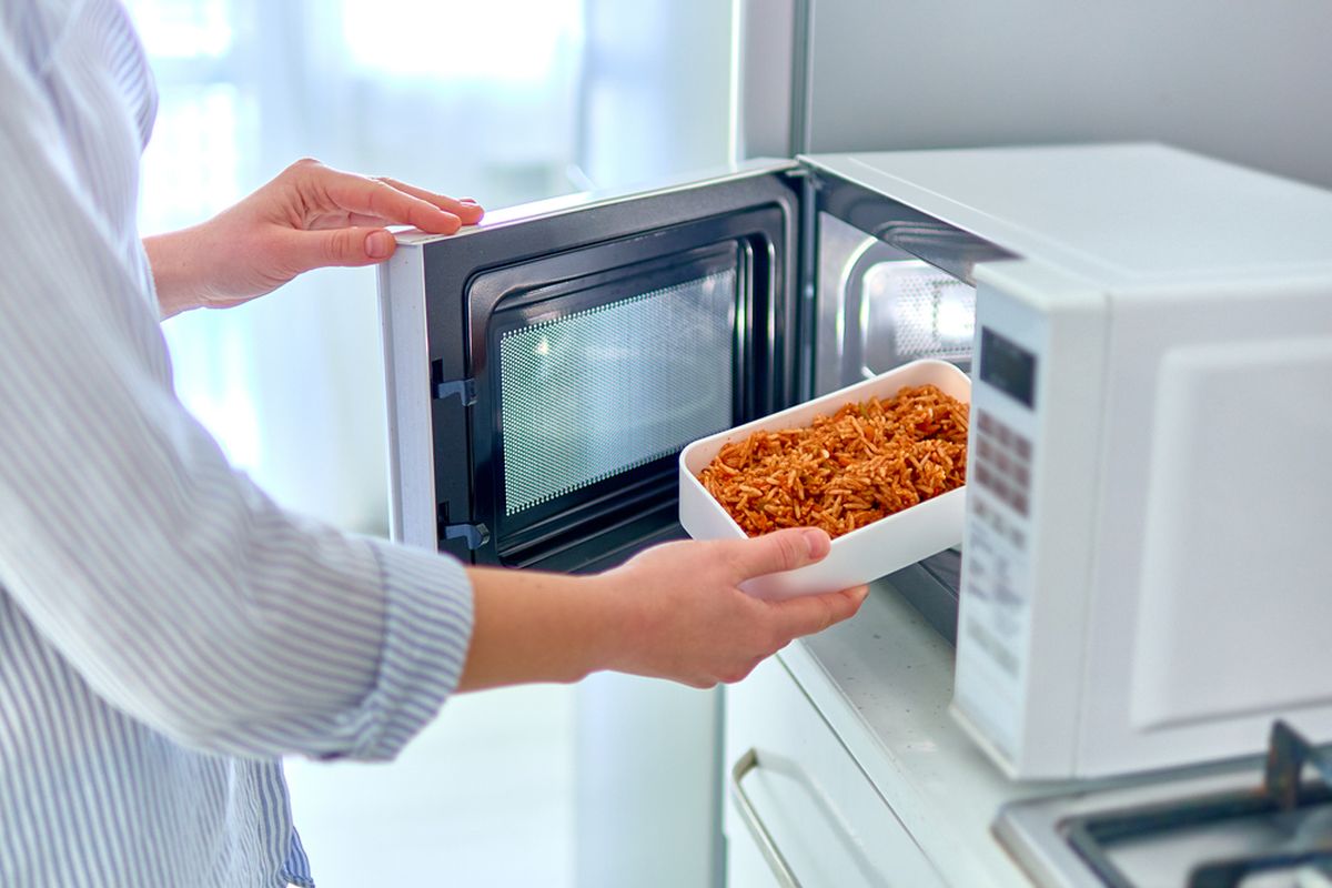9 Jenis Makanan dan Minuman yang Sebaiknya Tidak Dipanaskan di Microwave