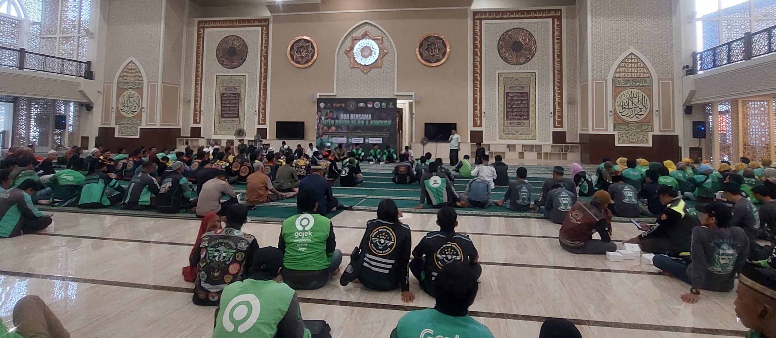 Ratusan Driver Ojol Gelar Doa Bersama di Masjid Agung