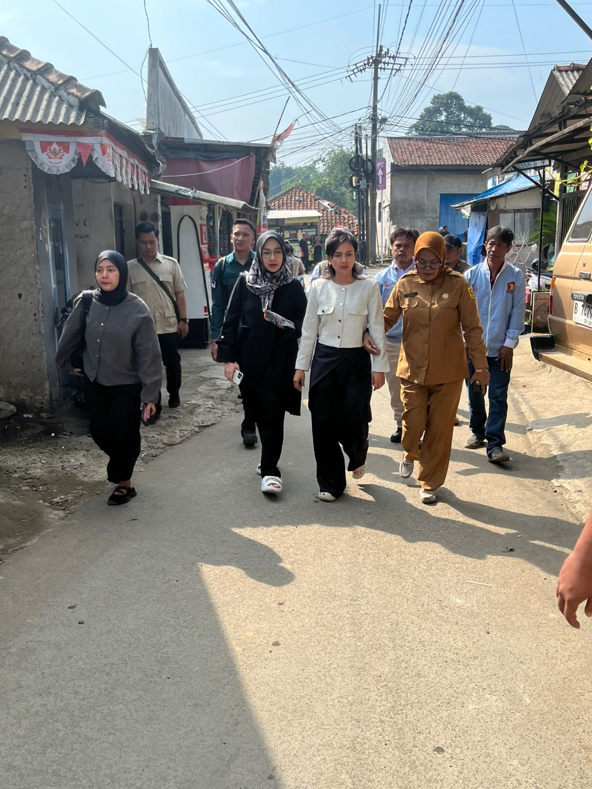 Marlyn Maisarah Sampaikan Belasungkawa dan Beri Santunan Keluarga Korban Ambruknya Mushola di Ciomas