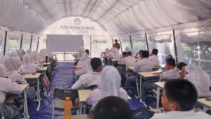Atap Gedung Ambruk, Siswa SMK Negeri 1 Cileungsi Lakukan KBM di Luar Kelas