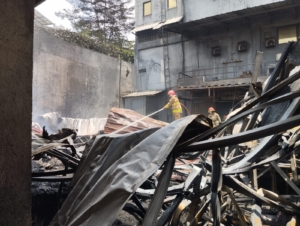 Pabrik Pigura di Cibinong Terbakar, Damkar Kerahkan 5 Unit Mobil Pemadam