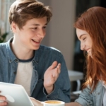 5 Bahasa Tubuh Pria yang Diam-Diam Jatuh Cinta
