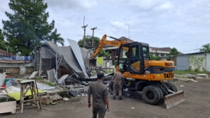 Satpol PP Kabupaten Bogor Bongkar 2 Bangunan Liar di Gedung KNPI