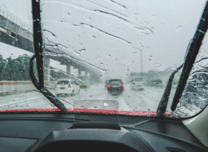 Berkendara Saat Hujan Lebat: Risiko, Bahaya, dan Cara Menghindarinya