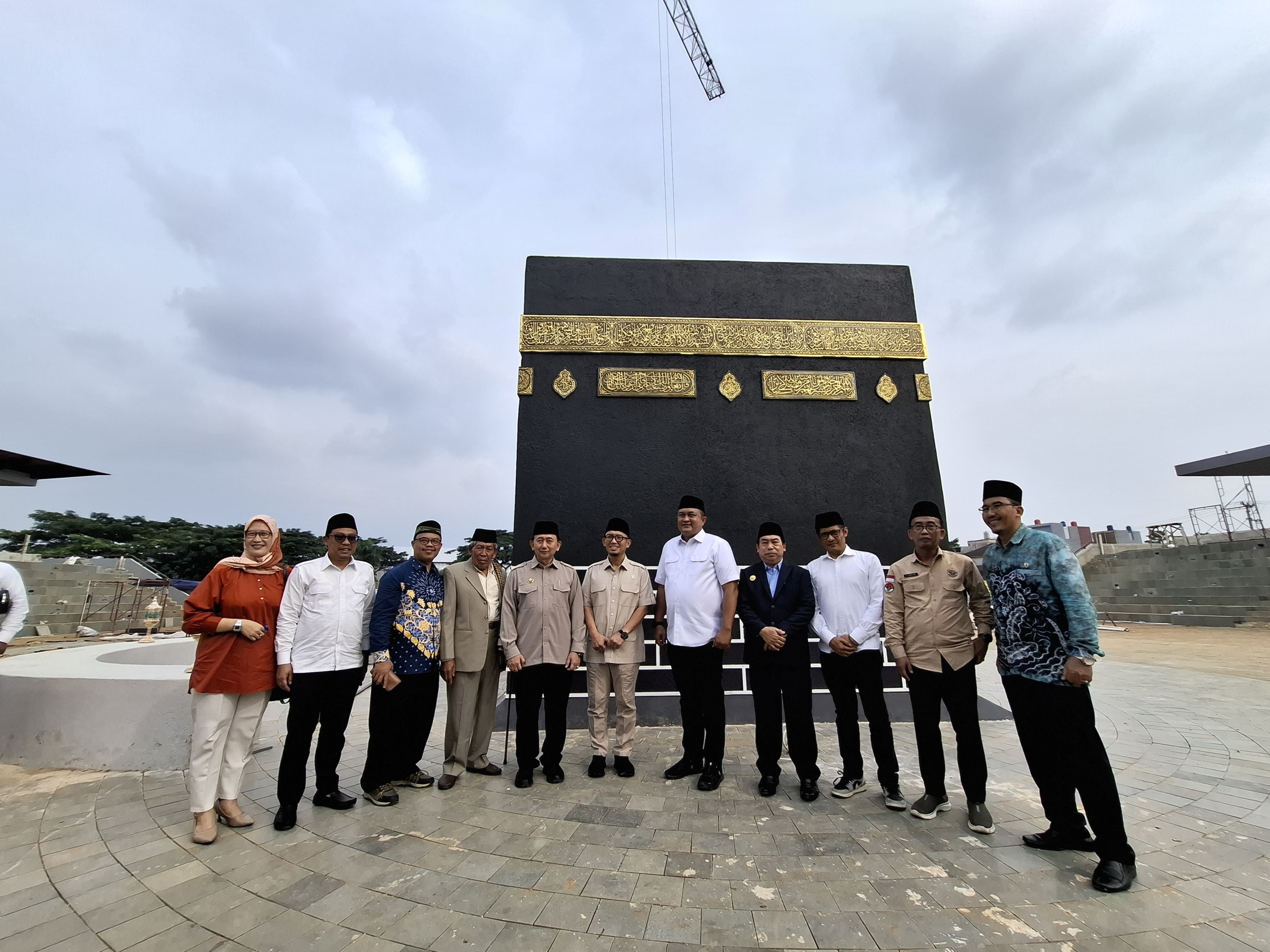 Wamen Haji Tinjau Pembangunan Pusat Layanan Haji-Umroh di Masjid Nurul Waton Pakansari