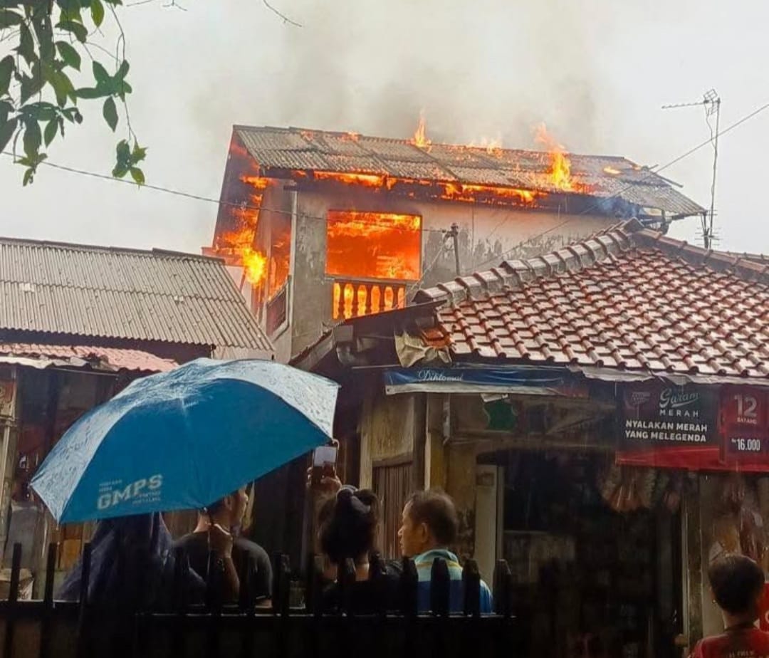 Gara-gara Cas Hp, Rumah Dua Lantai di Tanah Baru Terbakar