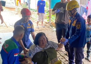 Heroik, Rescue Damkar Kabupaten Bogor Evakuasi Wanita Obesitas
