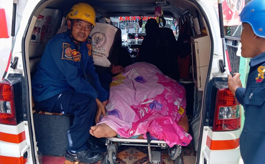 Damkar Evakuasi ODGJ yang Mengamuk dan Merusak Rumah di Cibinong Bogor