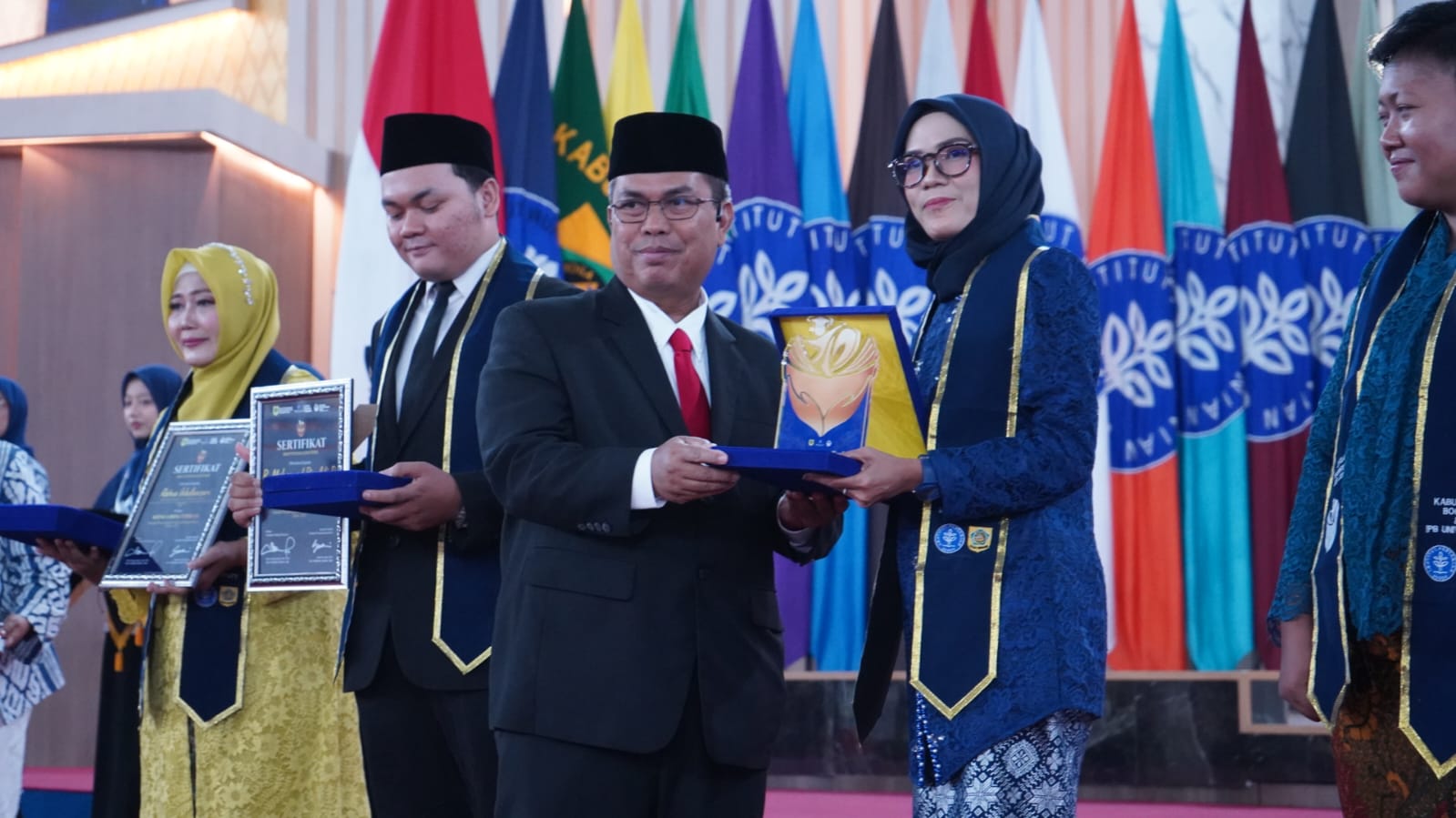 210 Perangkat Desa Kabupaten Bogor Lulus Sekolah Pemerintahan Desa IPB