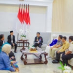 Dedie Rachim Serahkan Akta Badan Hukum ke Empat Koperasi di Kota Bogor