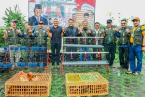Jenal Mutaqin Serahkan 80 Ayam Petelur kepada LPM di Bogor Utara
