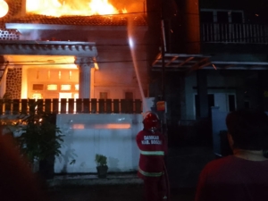 Diduga Konsleting Listrik, Rumah 2 lantai di Gunung Putri Terbakar