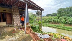 Hujan Deras, Rumah di Kemang Bogor Rusak Berat