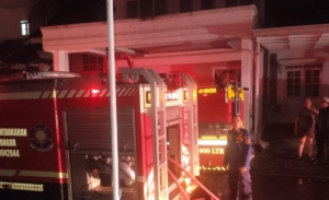 Korsleting Listrik Picu Kebakaran Rumah Mewah di Kota Wisata