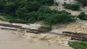 Tanggul Jebol dan Air Pasang, 82 Kereta Penumpang KAI Dibatalkan
