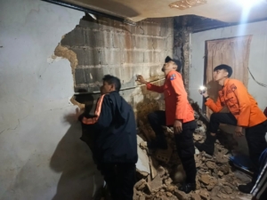 Hujan Lebat Picu Tembok Rumah Warga Bantarjati Ambruk, BPBD Salurkan Bantuan