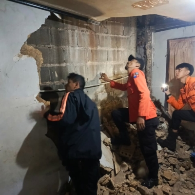 Hujan Lebat Picu Tembok Rumah Warga Bantarjati Ambruk, BPBD Salurkan Bantuan
