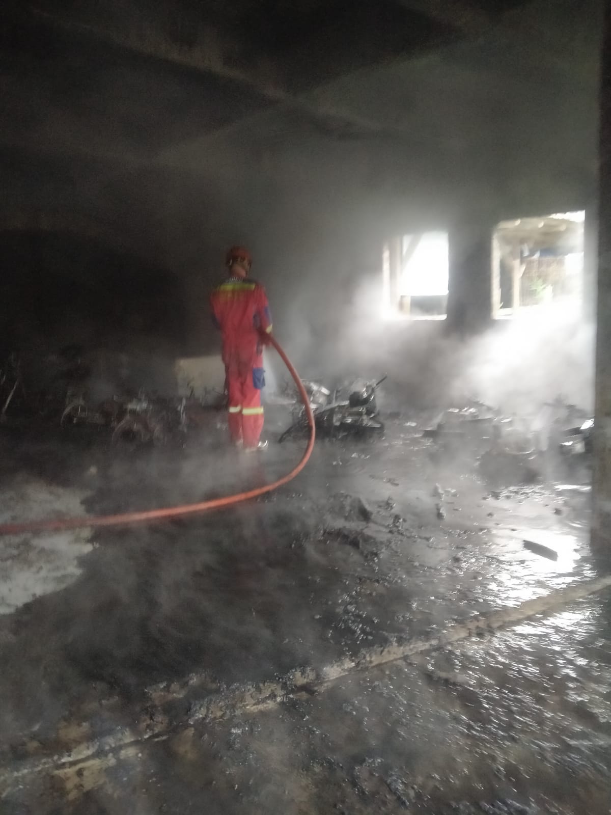 Kebakaran Landa Parkiran Wahyu Motor Dekat Stasiun Bogor, Kerugian Capai Rp400 Juta