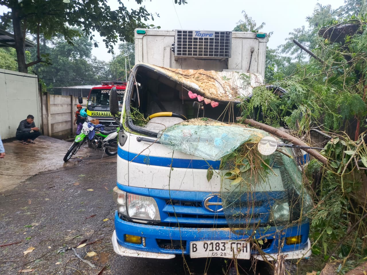 Hujan Lebat Picu Pohon Tumbang di Bogor Timur, Truk Es Krim Rusak