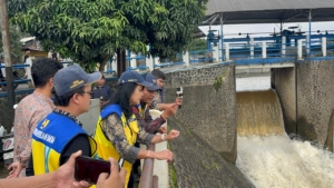 Wamen PU Tinjau Bendung Katulampa, Pastikan Status Siaga 4 dan Infrastruktur Masih Aman