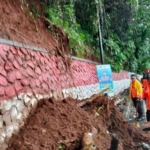 Diguyur Hujan Deras, Jalan Raya Mayor Oking Bogor Sempat Tertutup Longsor