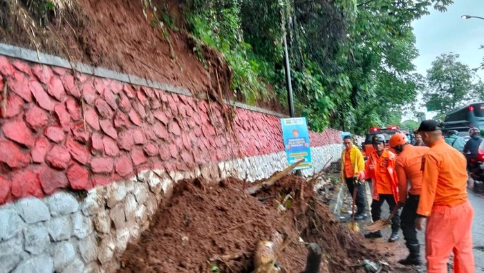Diguyur Hujan Deras, Jalan Raya Mayor Oking Bogor Sempat Tertutup Longsor