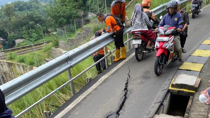 Retak dan Turun Kontur Tanah, Jalur Motor Jalan Salah Danasamsit Tutup Sementara