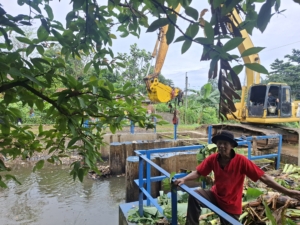 13 Truk dan Beko Dikerahkan, Kecamatan Cibinong Kebut Pembersihan Dam Cikaret