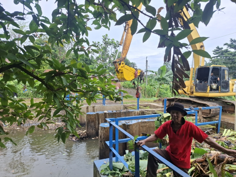 13 Truk dan Beko Dikerahkan, Kecamatan Cibinong Kebut Pembersihan Dam Cikaret