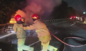 Mobil Jeep Hangus Terbakar Usai Tertabrak BMW di Tol Jagorawi, Dua Orang Luka Bakar