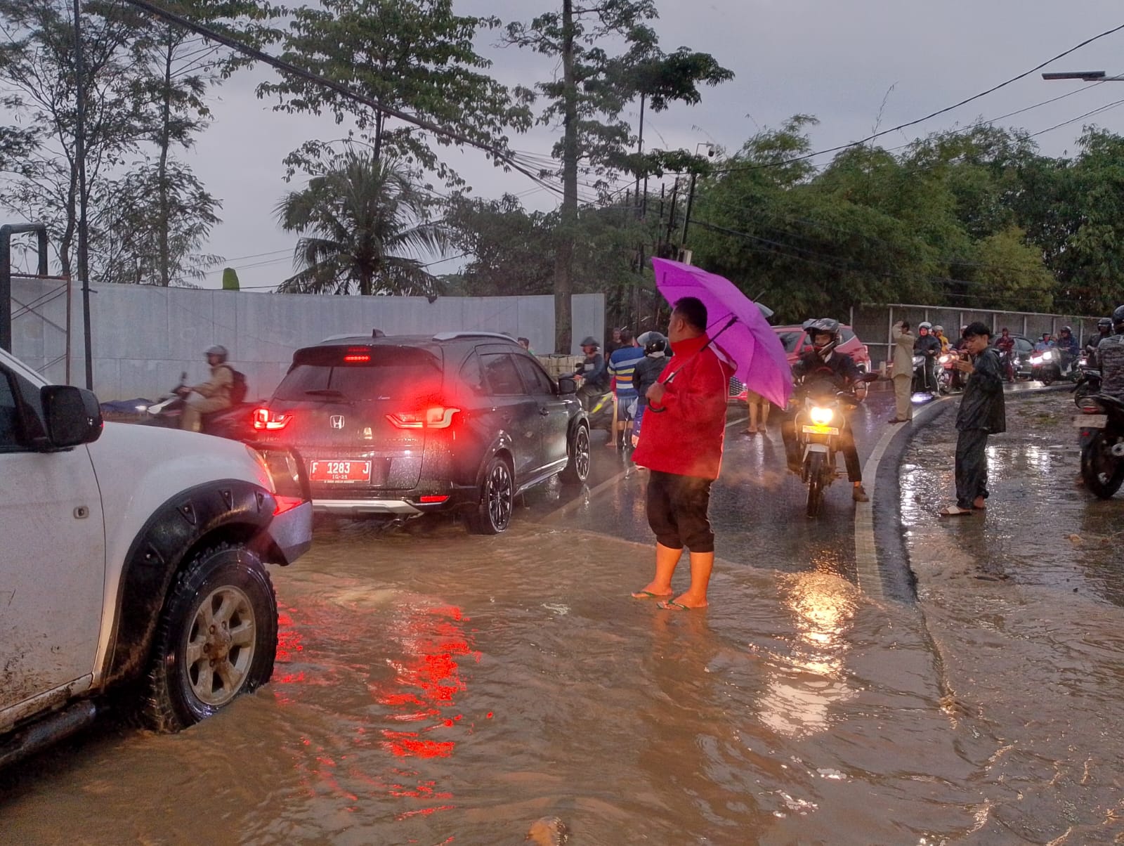 Banjir Terjang Cijayanti dan Bojongkoneng, Akses ke Rumah RI 1 Sempat Terdampak