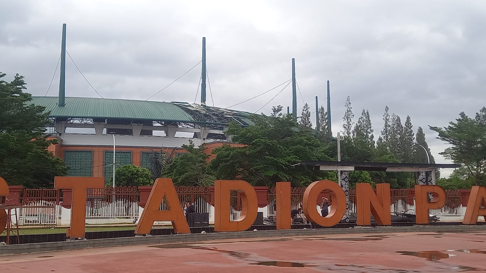 Angin Kencang Terjang Stadion Pakansari : Fasilitas Rusak, Pohon Tumbang, 1 Orang Luka