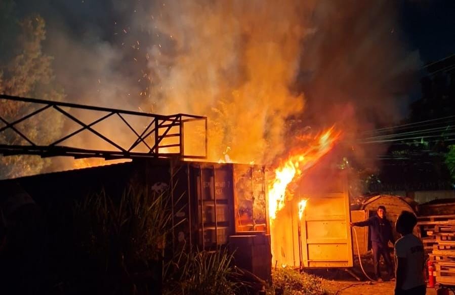 Diduga Lalai Bakar Sampah, Kontainer PT Twink Indonesia Ludes Dilalap Api