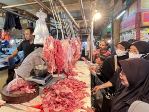 Pedagang Daging di Pasar Cibinong Keluhkan Kenaikan Harga : Untung Menipis