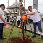 Pasca Diterjang Angin Kencang, Bupati Bogor Pimpin Korve Tanam Seribu Pohon di Gelora Pakansari