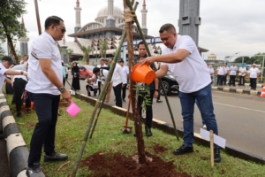 Pasca Diterjang Angin Kencang, Bupati Bogor Pimpin Korve Tanam Seribu Pohon di Gelora Pakansari