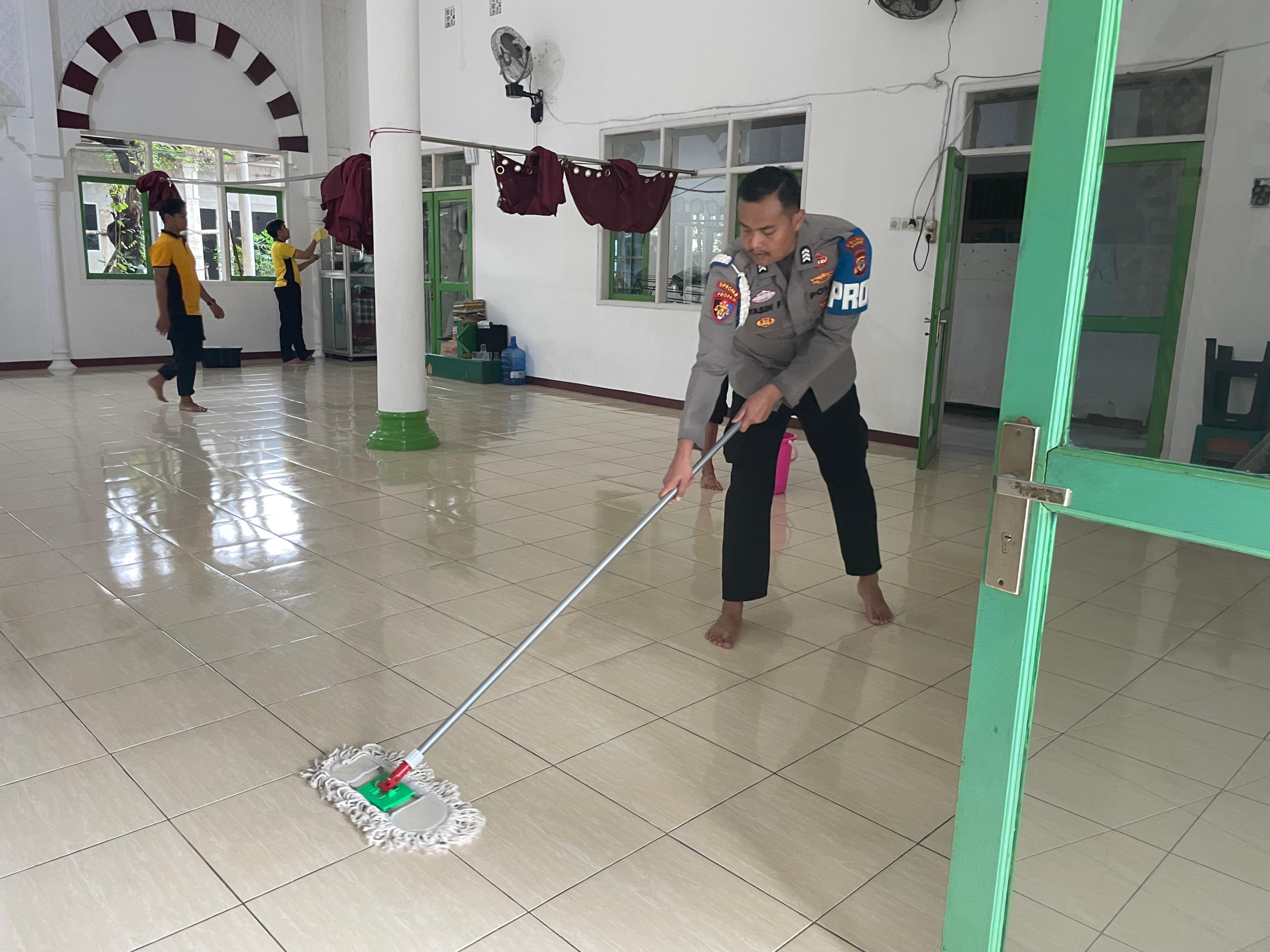 Polres Bogor Gelar Gerakan Bebersih Masjid, Wujudkan Lingkungan Ibadah Aman dan Asri