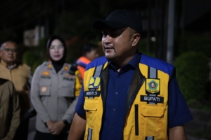 Dini Hari, Bupati Bogor Rudy Susmanto Turun Tangan Perbaiki Jalan Rusak Jelang Mudik