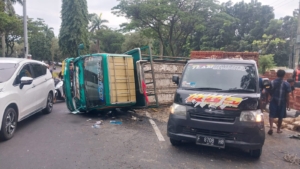 Truk Pengangkut Ayam Terguling di Jalan Tegar Beriman, Lalu Lintas Sempat Tersendat